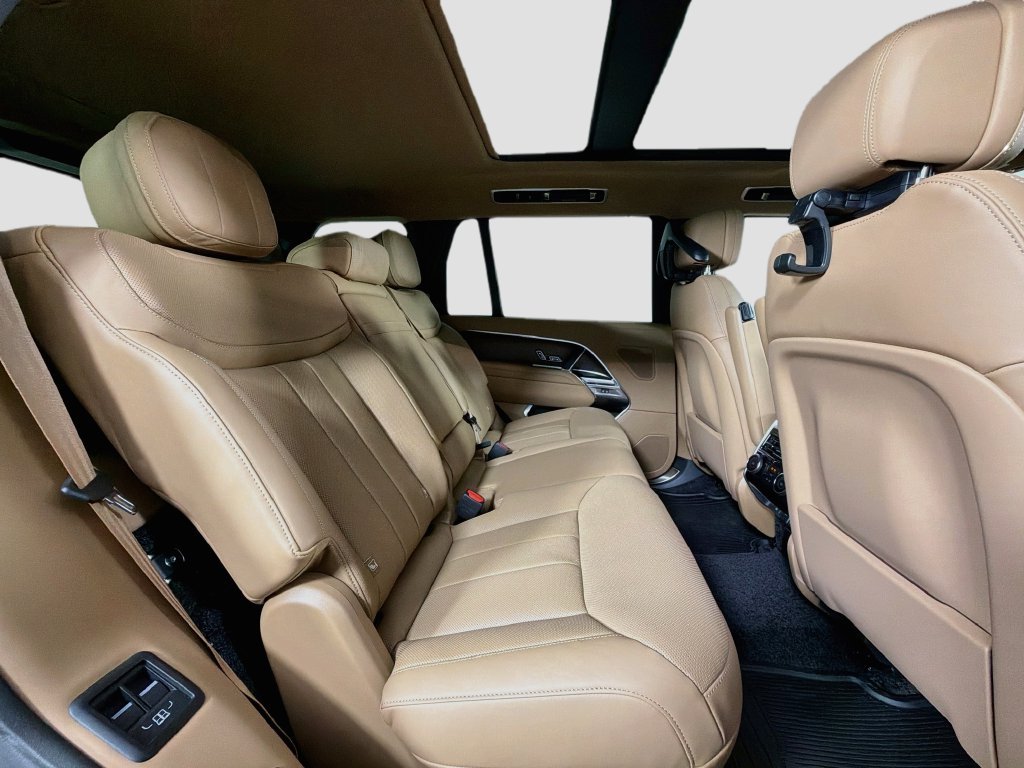 New 2027 Belgravia Green Land Rover SE image 28