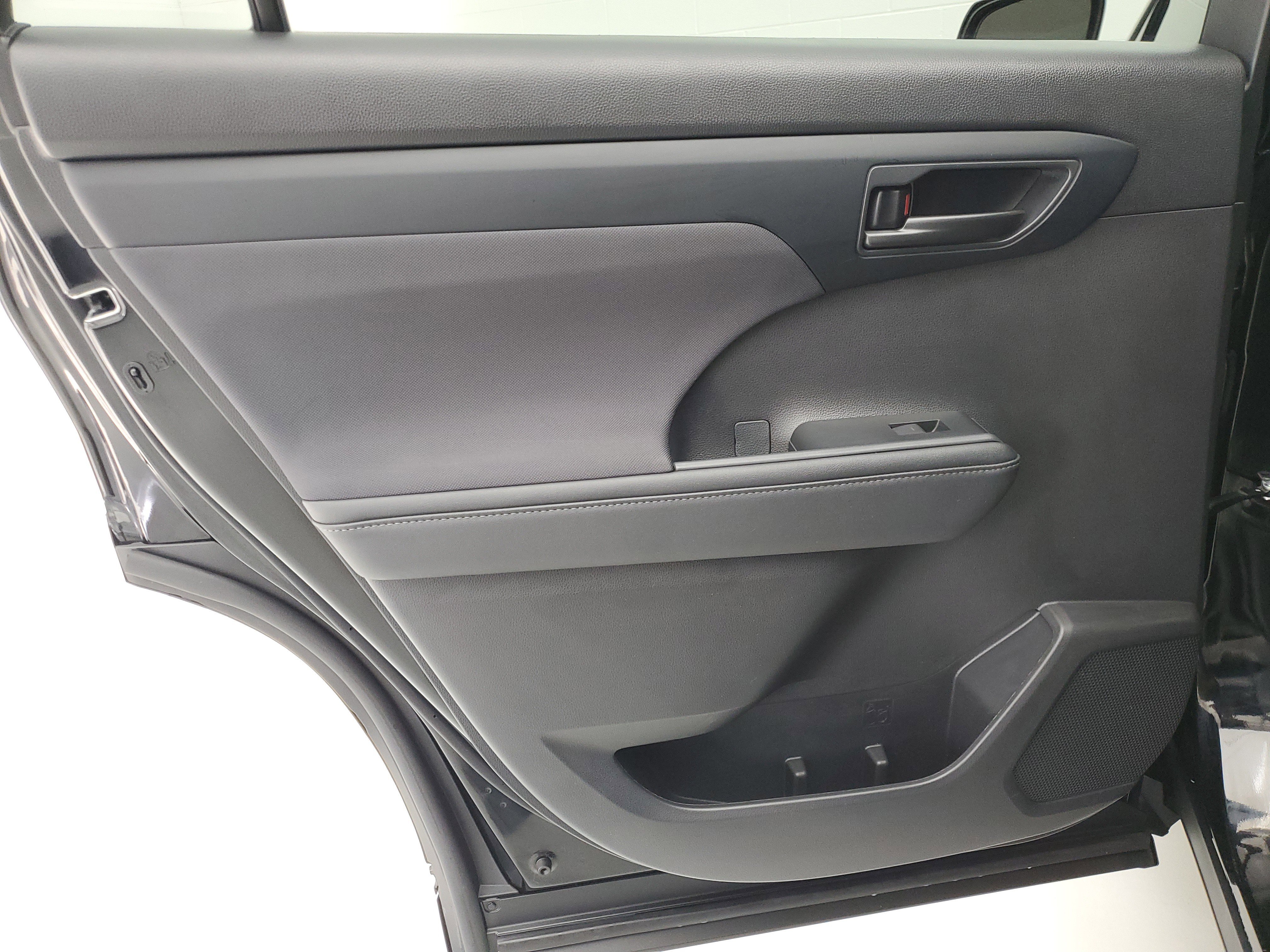 2024 Toyota Highlander LE - Photo 17