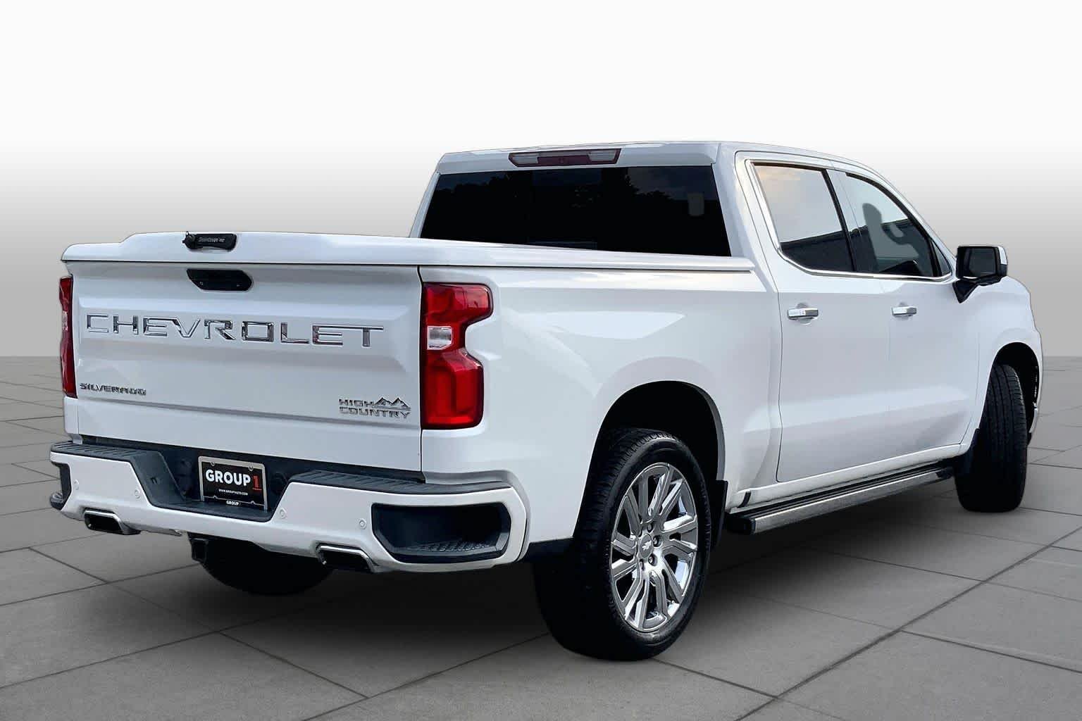 Used 2019 Iridescent Pearl Tricoat Chevrolet High Country image 12