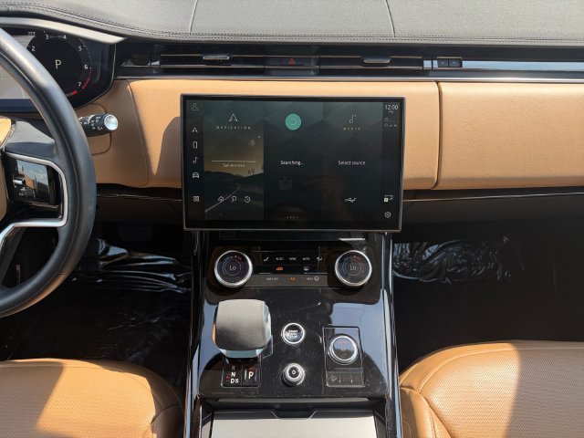 Used 2023 Green Land Rover SE image 15