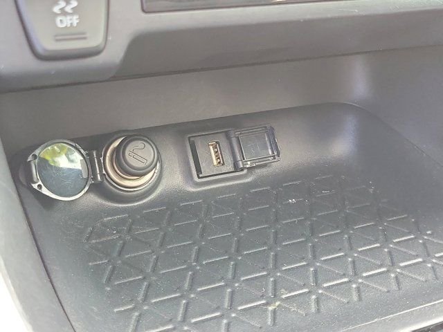 2020 Toyota RAV4 XLE - Photo 27