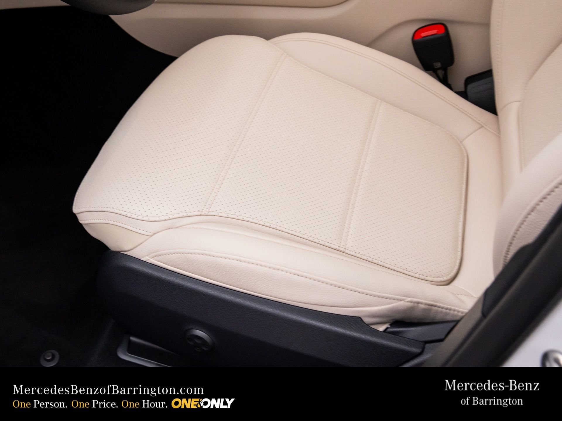New 2026 MANUFAKTUR Moonlight White Metallic Mercedes-Benz GLC 300 image 16
