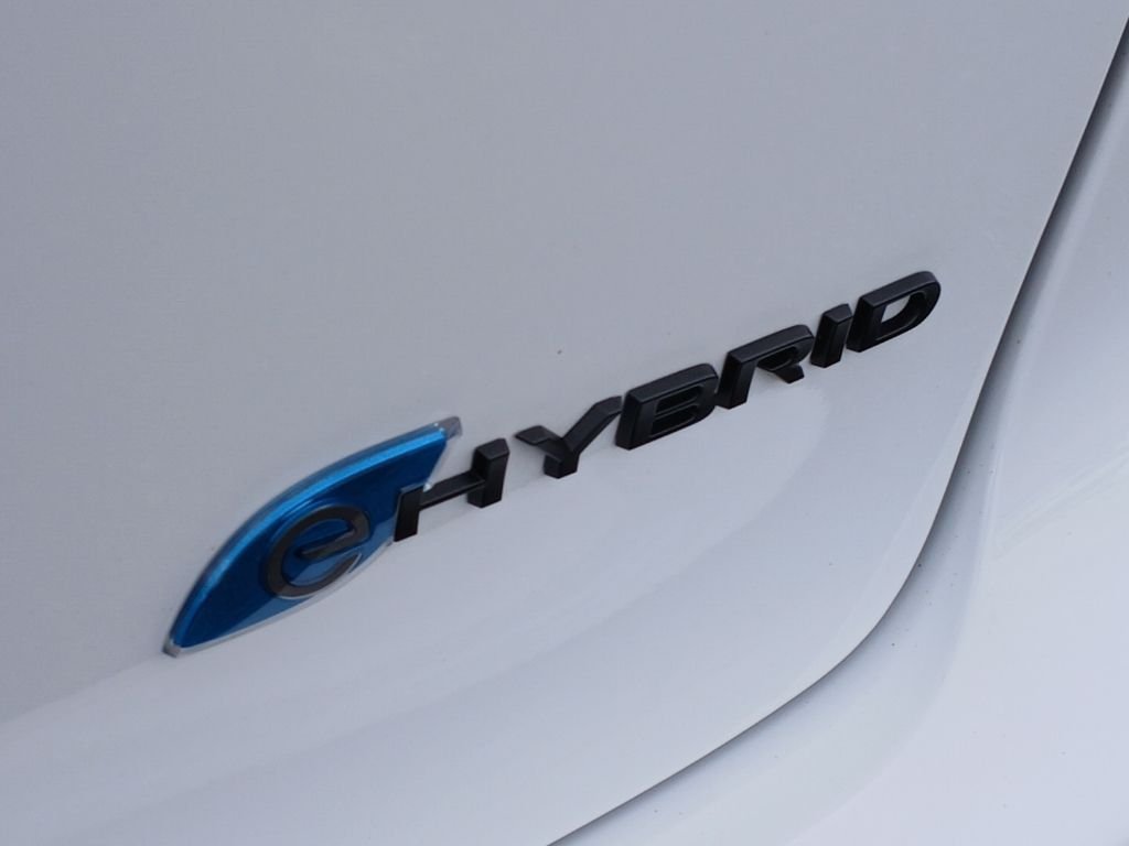 Used 2024 White Chrysler Select image 33