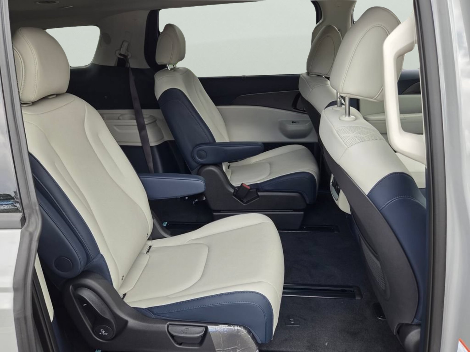 New 2027 Ceramic Silver Kia SX image 14