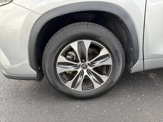 Used 2021 Silver Toyota XLE image 33