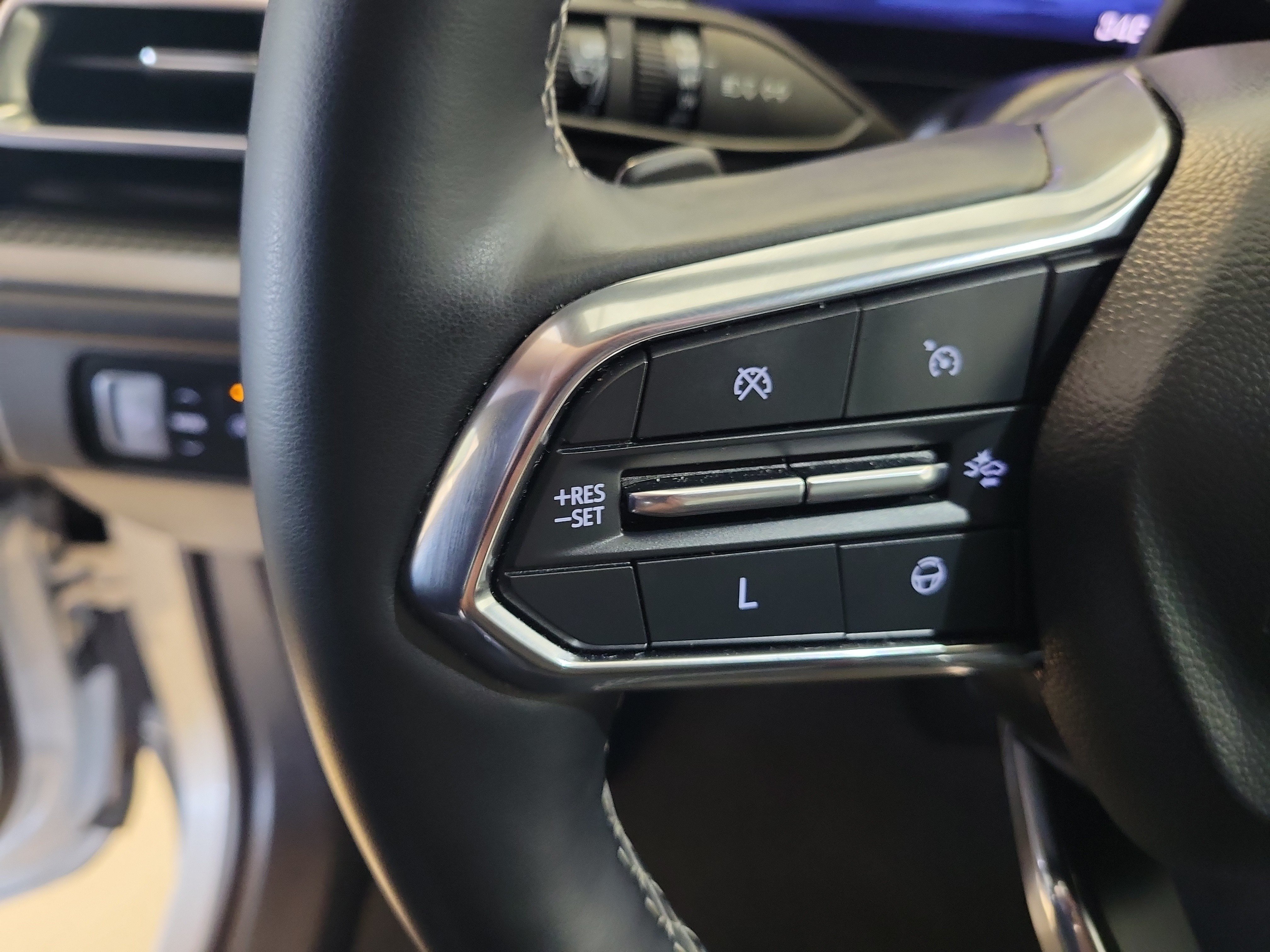Used 2024 Iridescent Pearl Tricoat Chevrolet FWD LT image 33