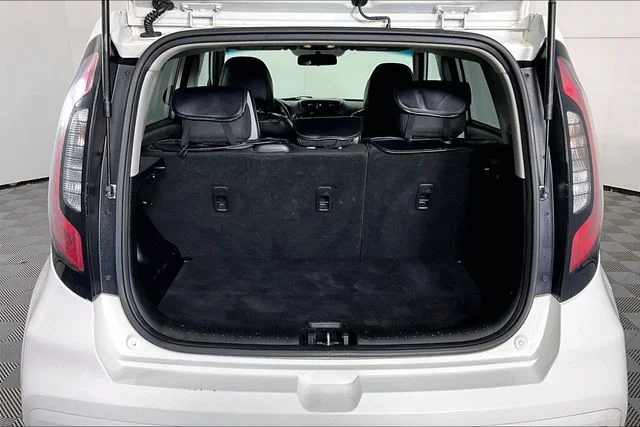 Used 2018 White Kia Plus image 27