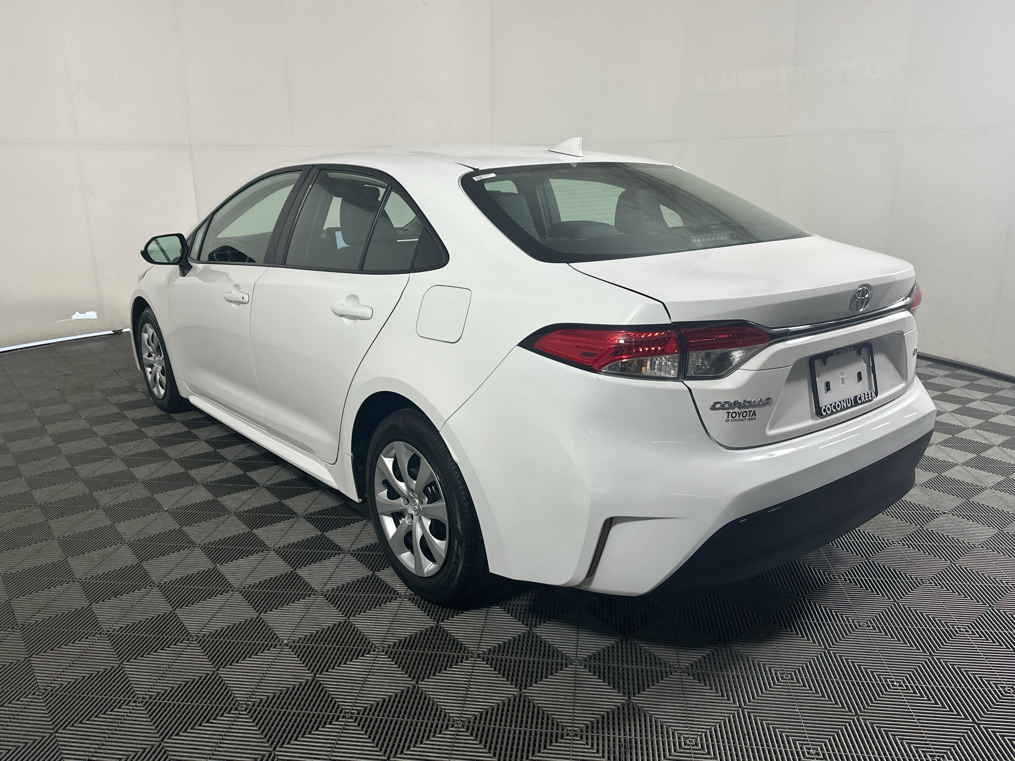 Used 2024 Ice Toyota LE image 5