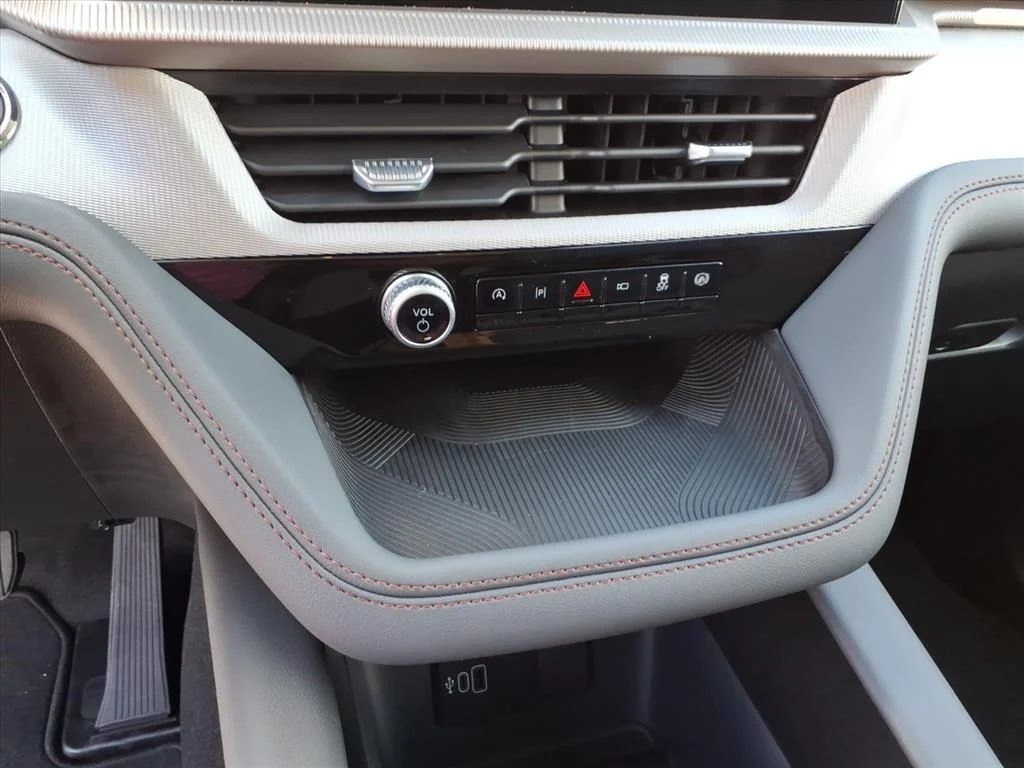 New 2026 Star White Metallic Tri-Coat Ford Active image 21