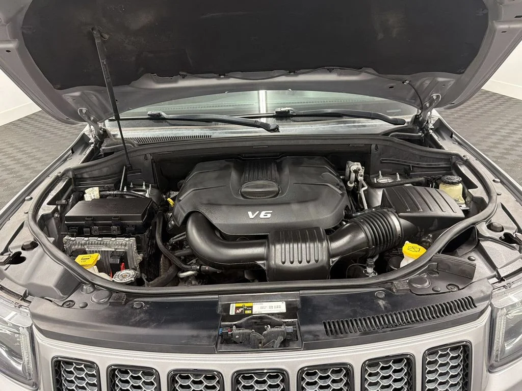Used 2014 Billet Silver Metallic Clearcoat Jeep Altitude image 31