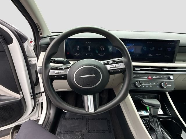 Used 2025 White Hyundai SE image 11