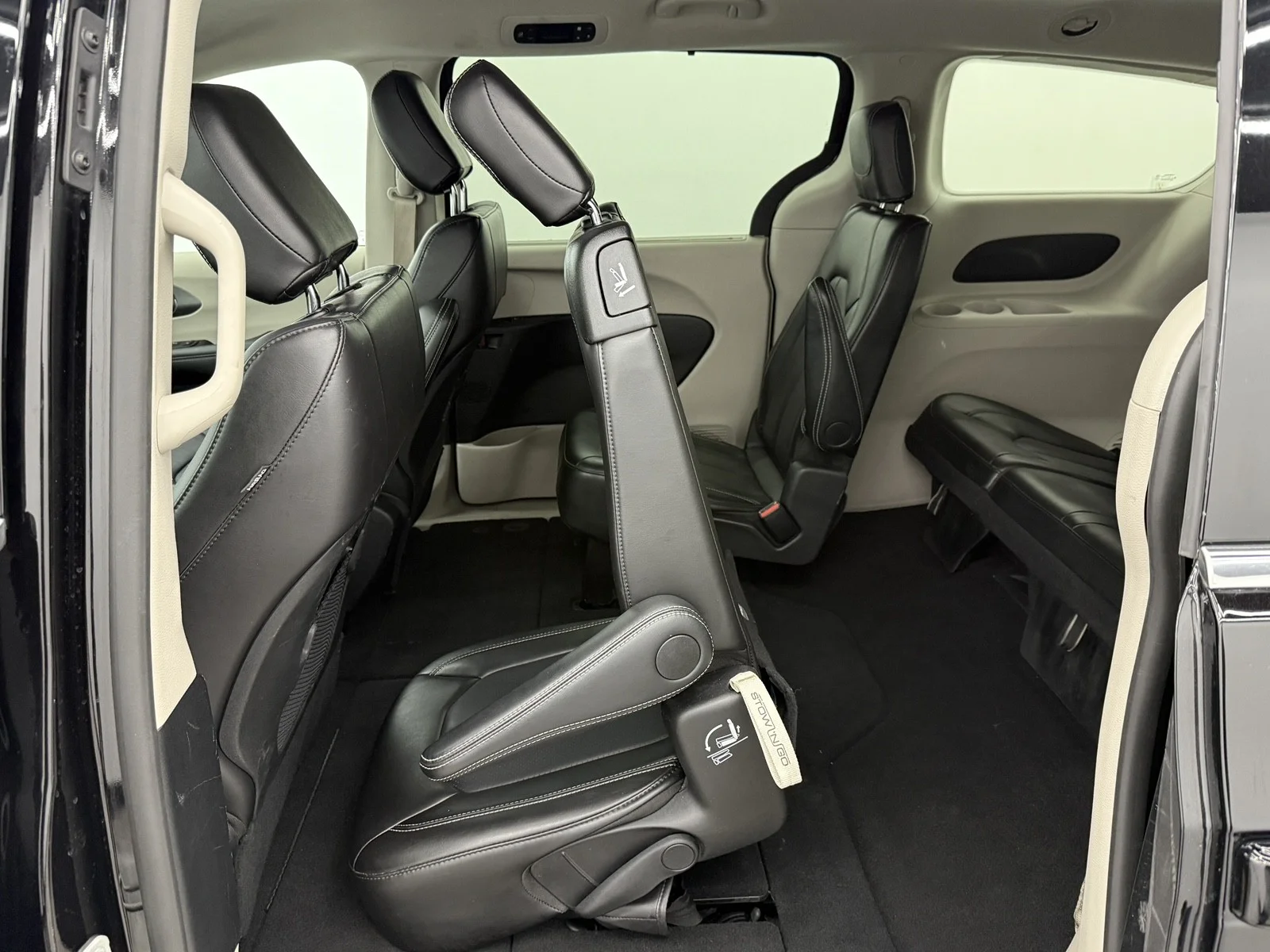Used 2024 Diamond Black Crystal Pearlcoat Chrysler Touring L image 39