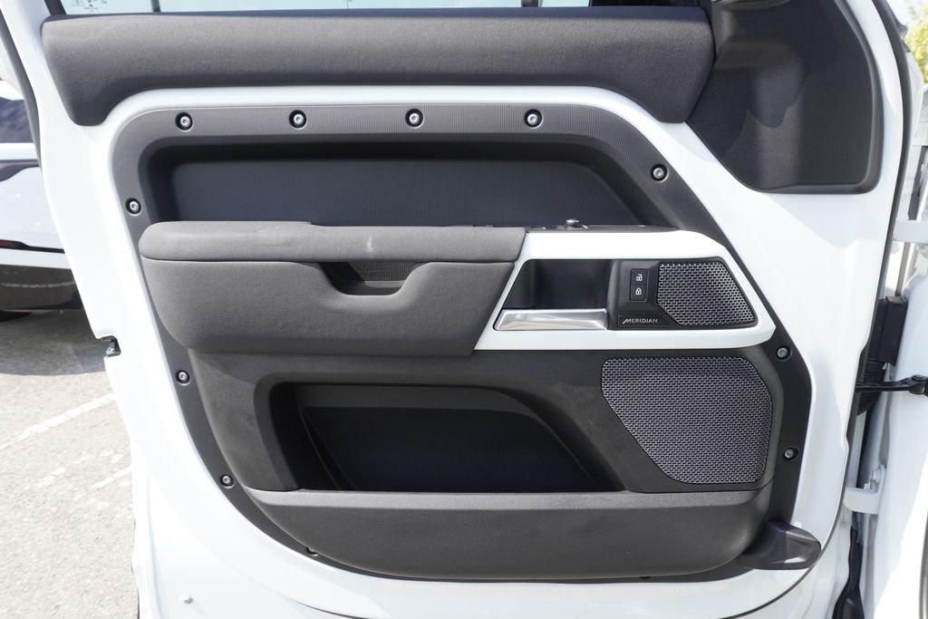 Used 2023 White Land Rover S image 17