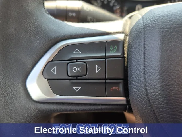 Used 2024 White Jeep Latitude image 32