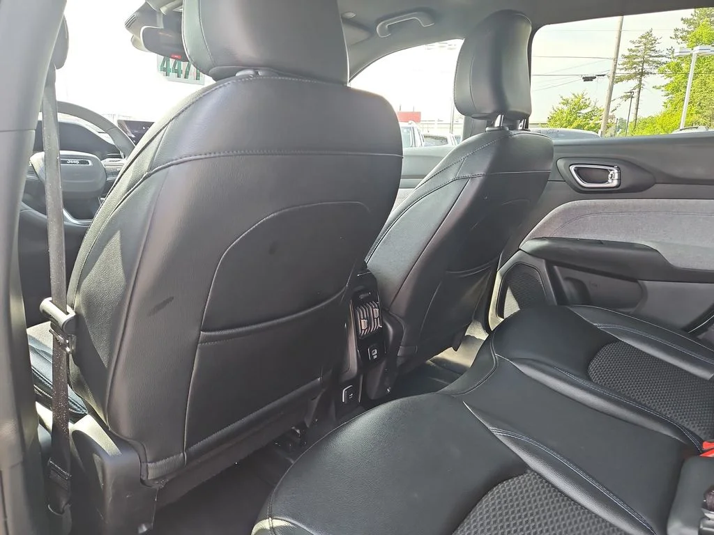 Used 2024 White Jeep Latitude image 15
