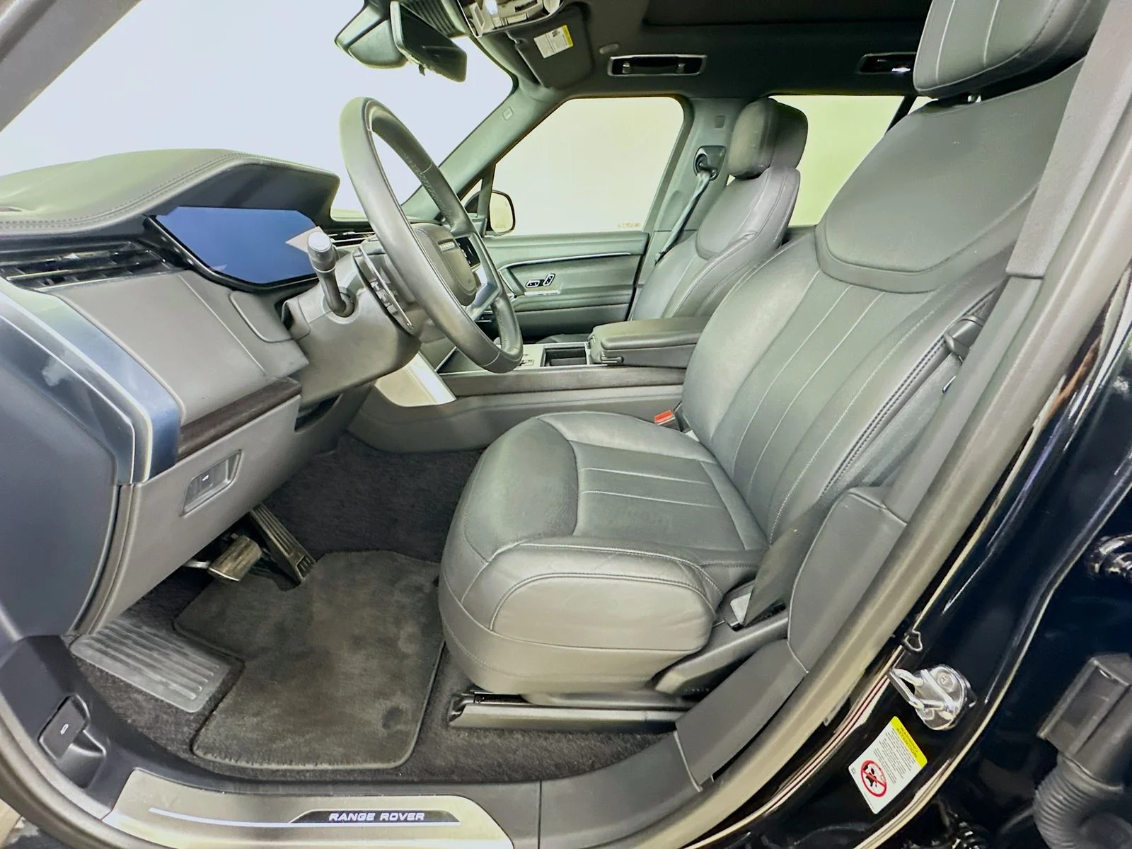 Used 2024  Land Rover  image 31
