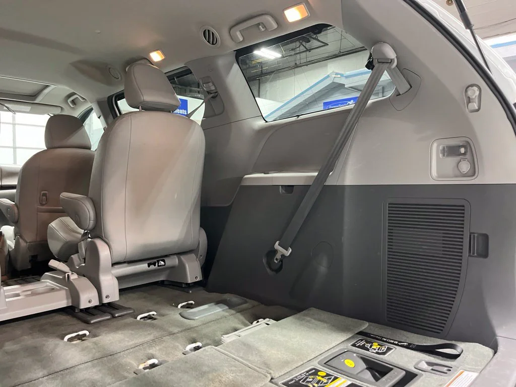 Used 2018 Blizzard Pearl Toyota XLE image 36