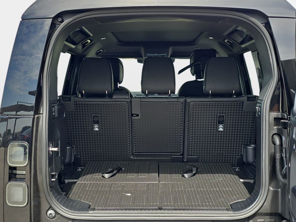 New 2026 Black Land Rover X-Dynamic SE image 12