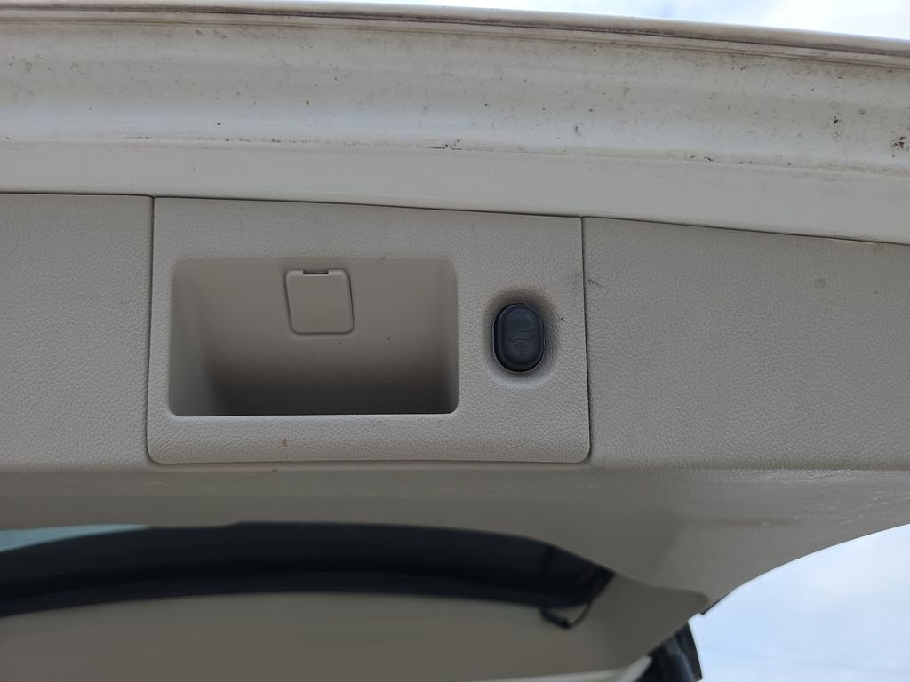 Used 2015 White GMC Denali image 36