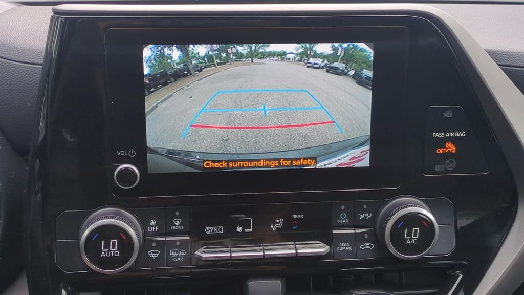 2024 Toyota Highlander LE - Photo 17
