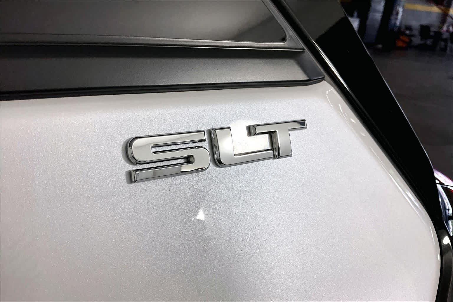 Used 2021 White Frost Tricoat GMC SLT image 10