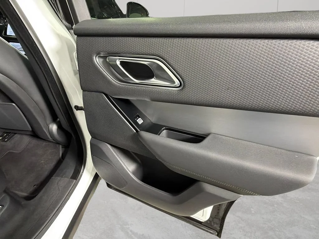 Used 2023 White Land Rover R-Dynamic S image 50