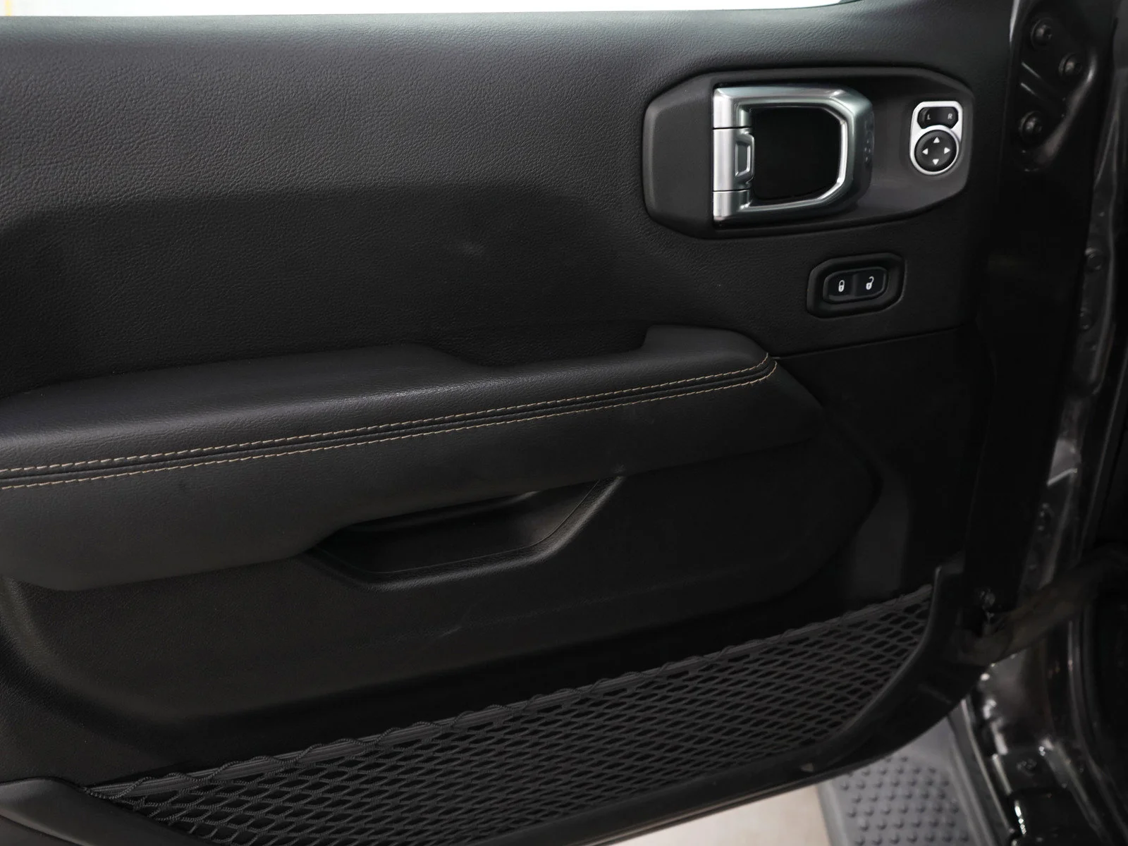 Used 2023 Granite Crystal Metallic Clearcoat Jeep Sahara image 23