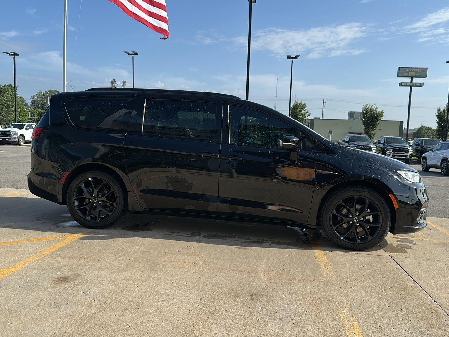 New 2026 Diamond Black Crystal Pearl-Coat Exterior Paint Chrysler Limited image 4