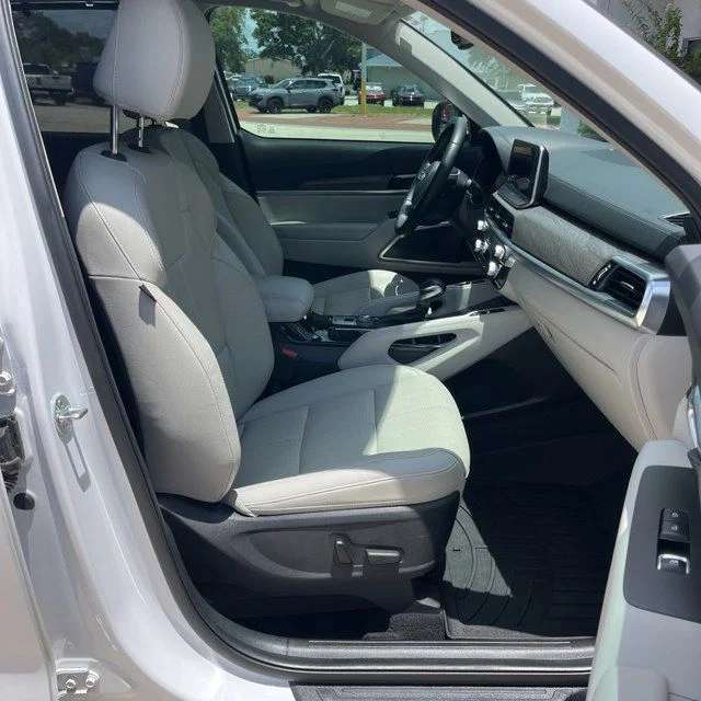 Used 2021 White Kia EX image 10