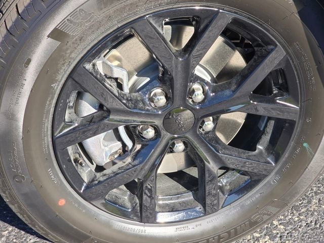 New 2026 Diamond Black Crystal Pearl-Coat Exterior Paint Jeep Altitude image 24