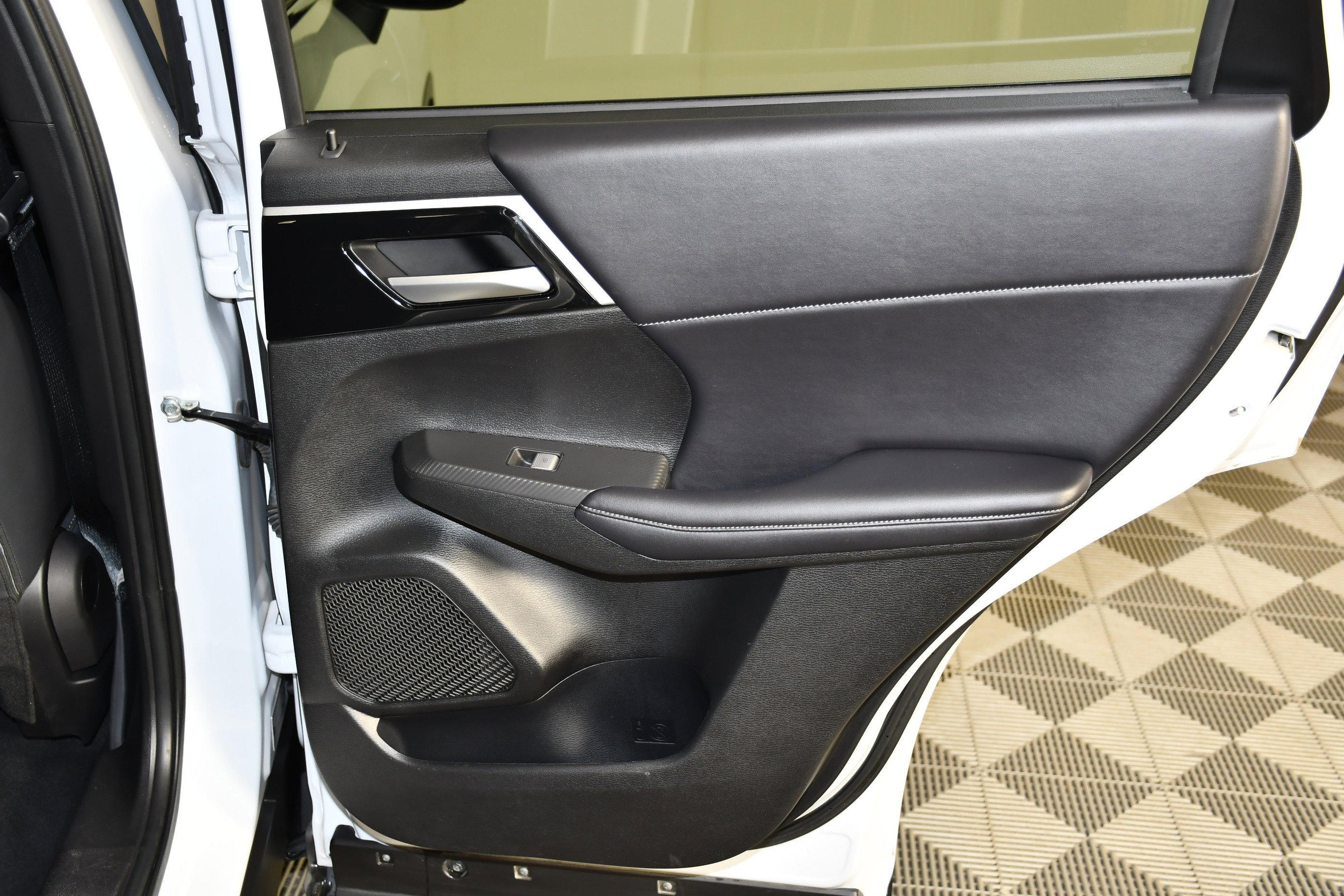Certified Used 2024 White Diamond Mitsubishi SE image 34