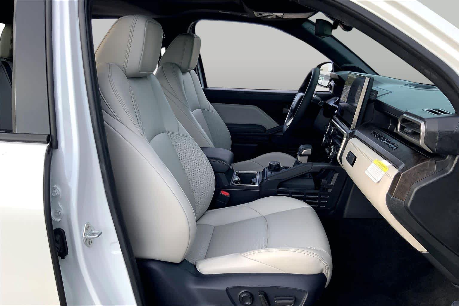 Used 2025 Wind Chill Pearl Toyota Limited Hybrid image 9