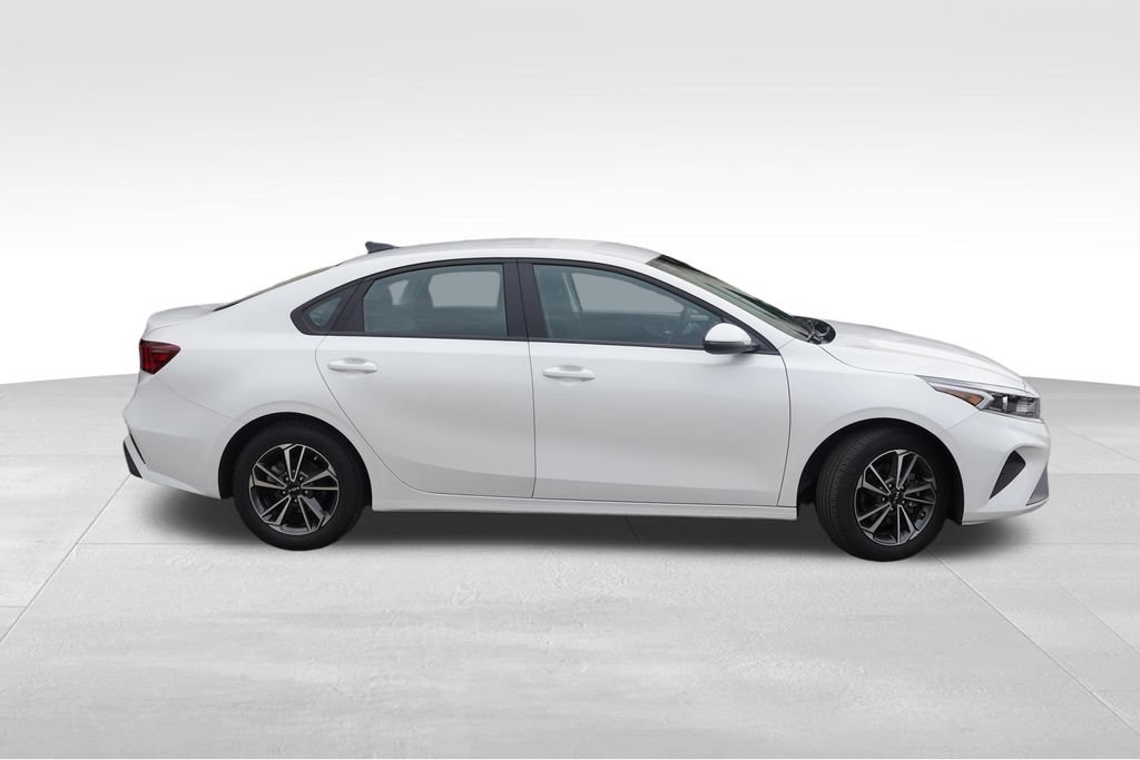 Used 2023 Snow White Pearl Kia LXS image 3