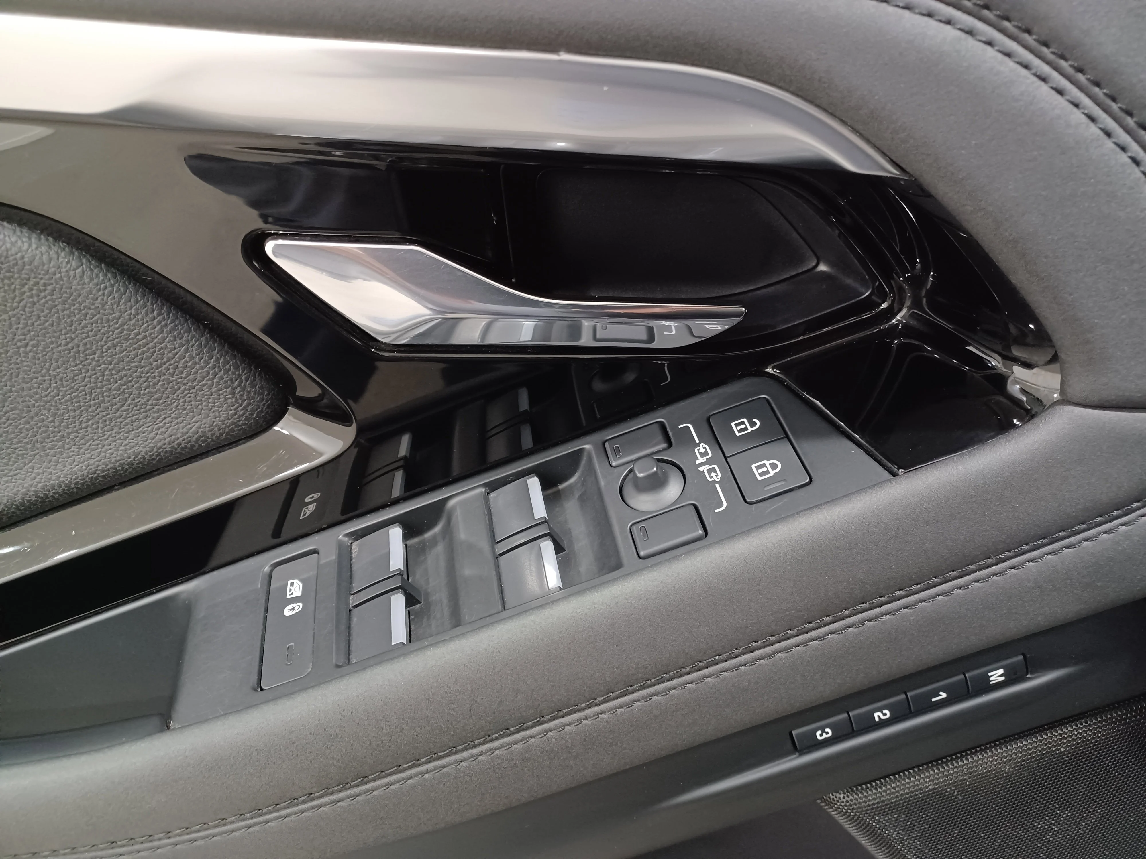 Used 2023 Eiger Grey Metallic Land Rover P250 R-Dynamic SE*Adaptive Cruise | Nav | Pano Roof | Htd Wheel | Htd Leather | Lane Keep Assist image 9