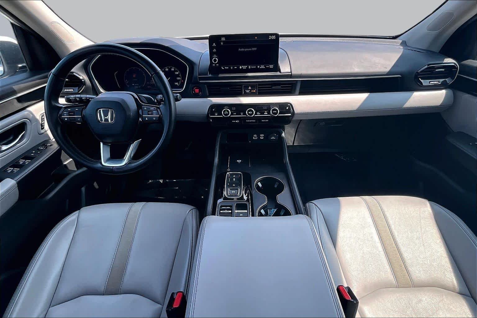 Used 2024 Platinum White Pearl Honda EX-L 8 Passenger image 16