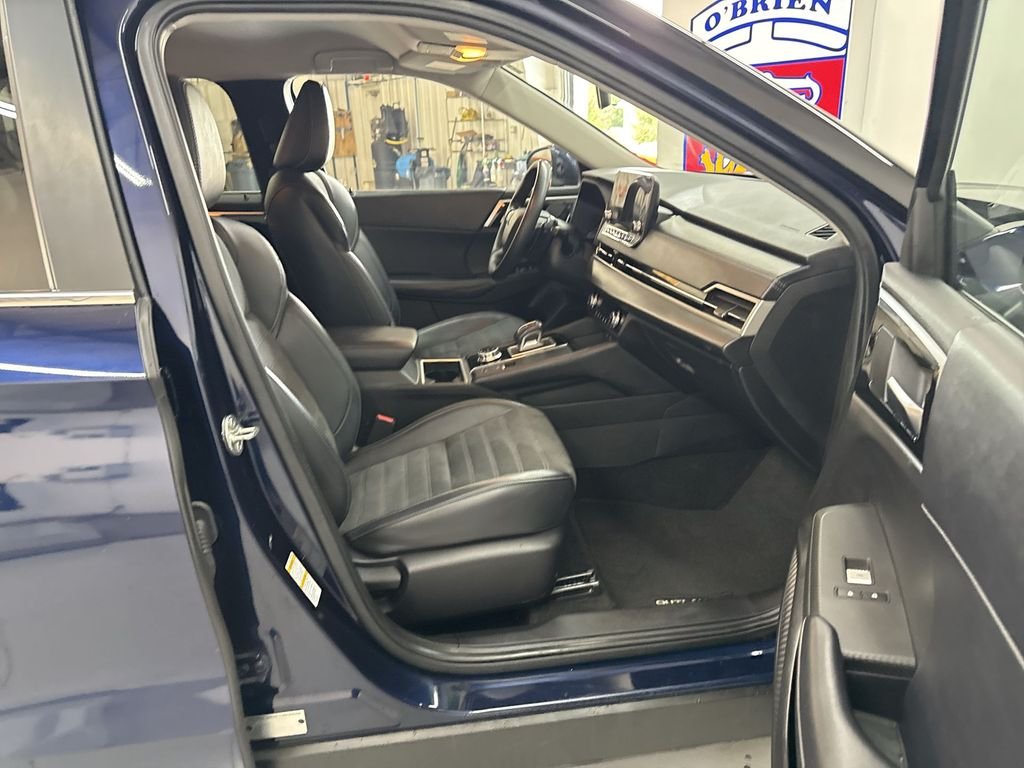 Used 2024 Cosmic Blue Metallic Mitsubishi SE image 18