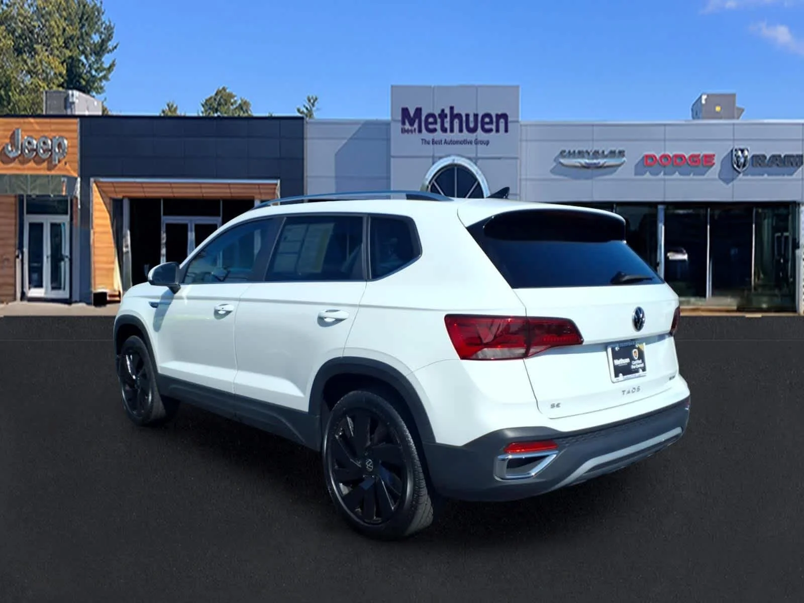 Used 2023 Pure White Volkswagen SE image 7