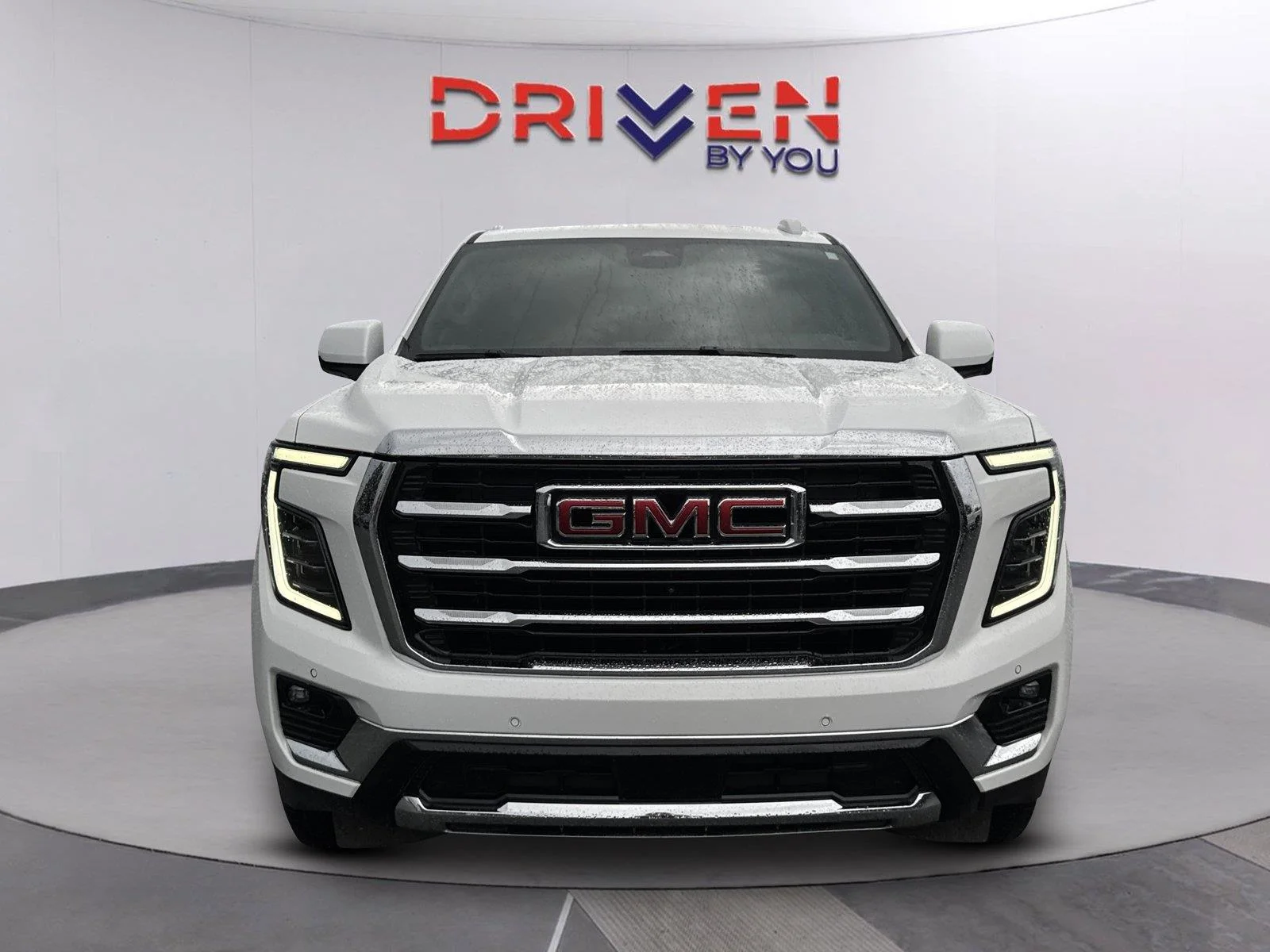 Used 2025 Summit White GMC Elevation image 9