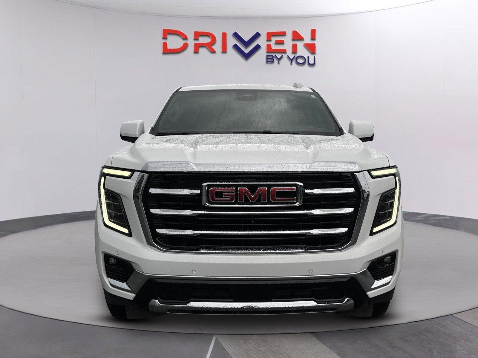 Used 2025 Summit White GMC Elevation image 9