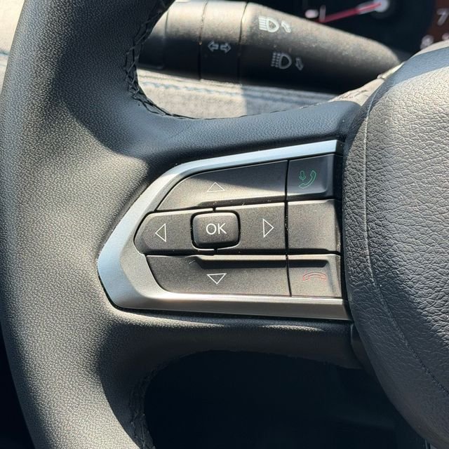 Used 2024 White Jeep Latitude image 16