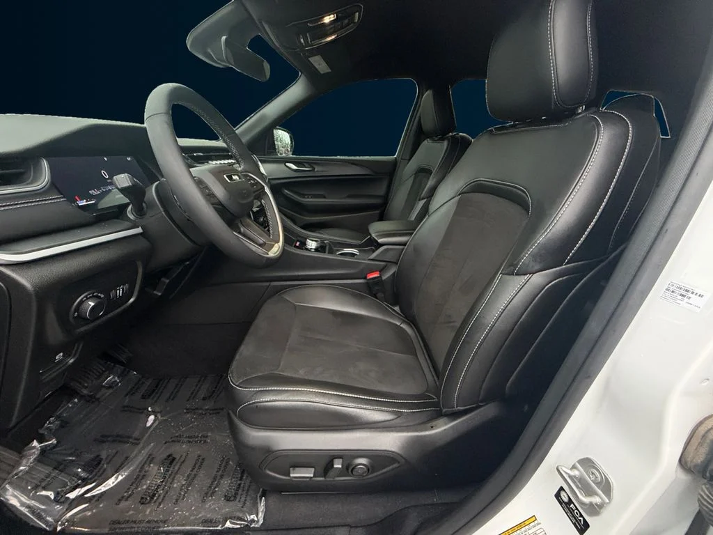 Used 2025 White Jeep Altitude image 10