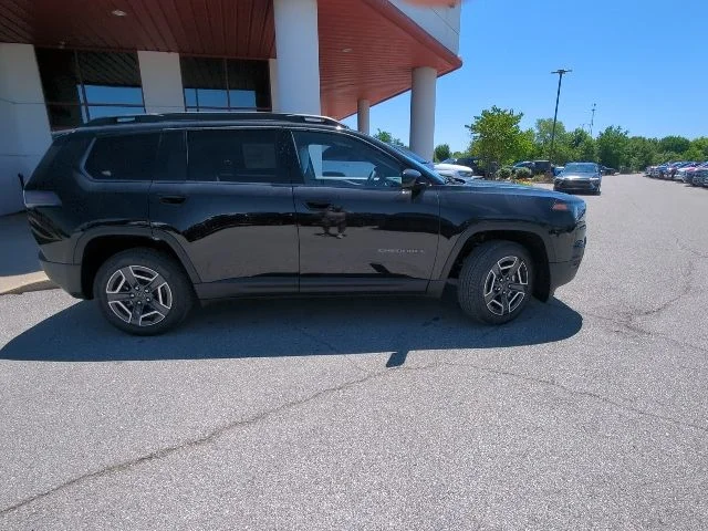 New 2026 Diamond Black Crystal Pearl-Coat Exterior Paint Jeep Laredo image 31