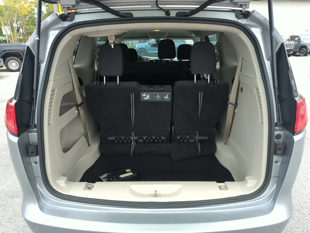Used 2018 Silver Chrysler L image 27