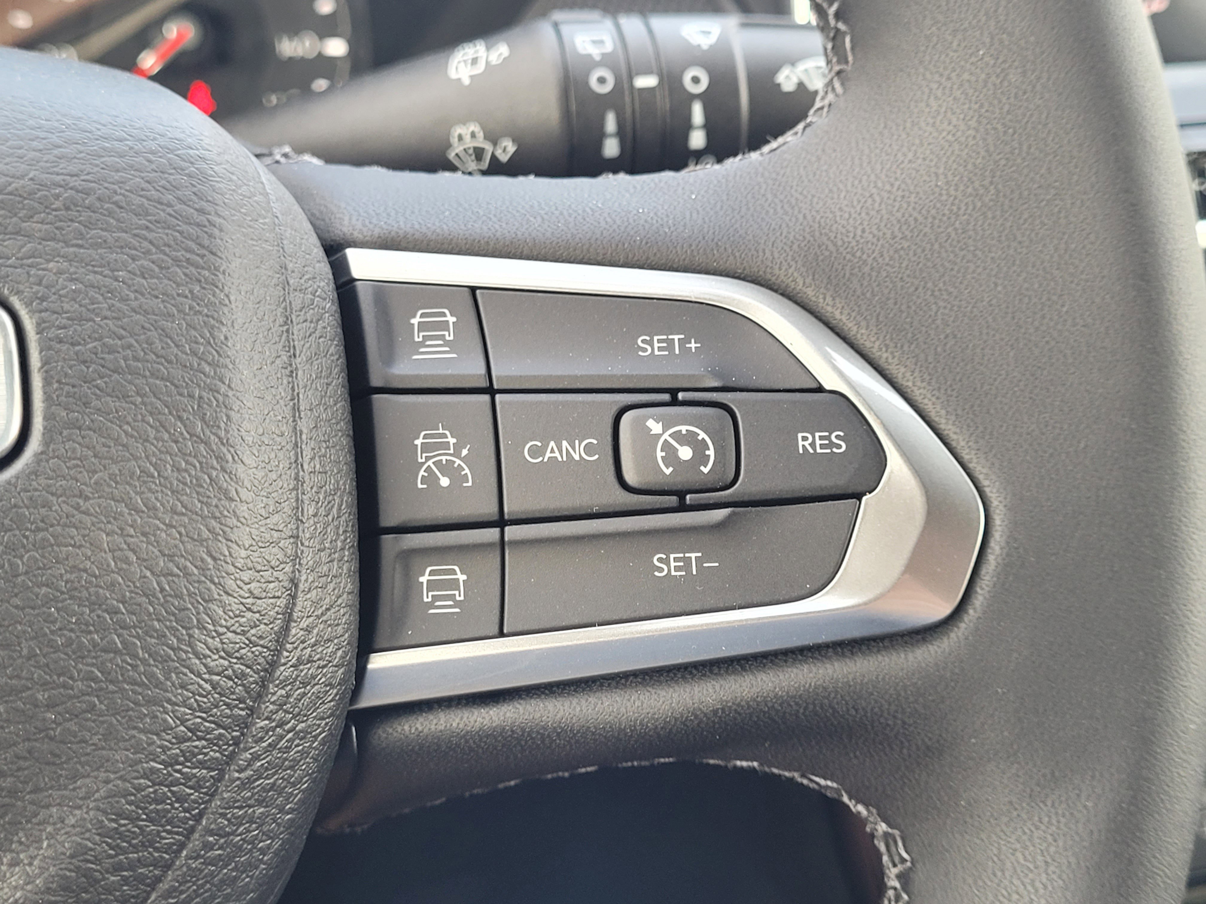 New 2026 Diamond Black Crystal Pearlcoat Jeep Latitude image 20