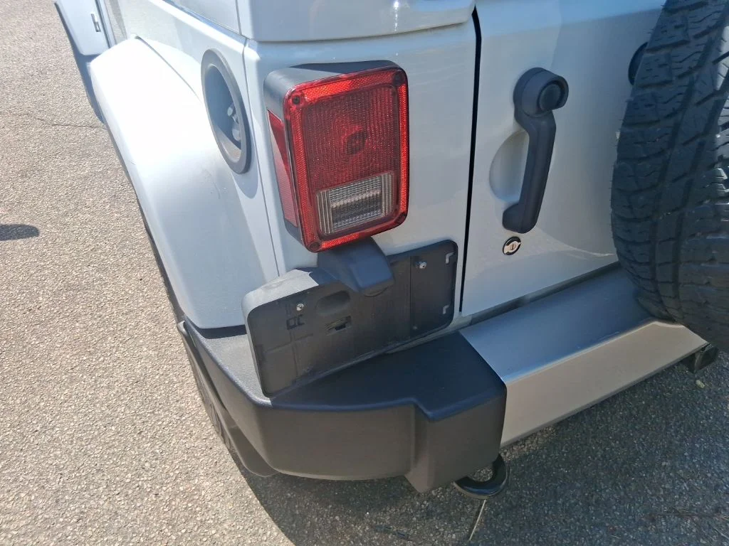 Used 2015 White Jeep Unlimited Sahara image 16