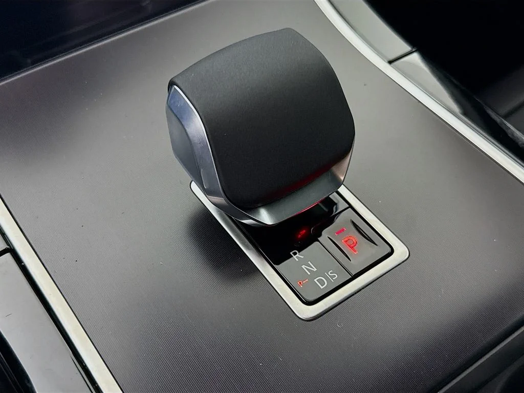 New 2026 Batumi Gold Land Rover Dynamic SE image 19