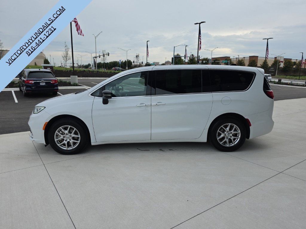 Used 2025 Chrysler Pacifica Select with VIN 2C4RC1BG1SR551609 for sale in Kansas City