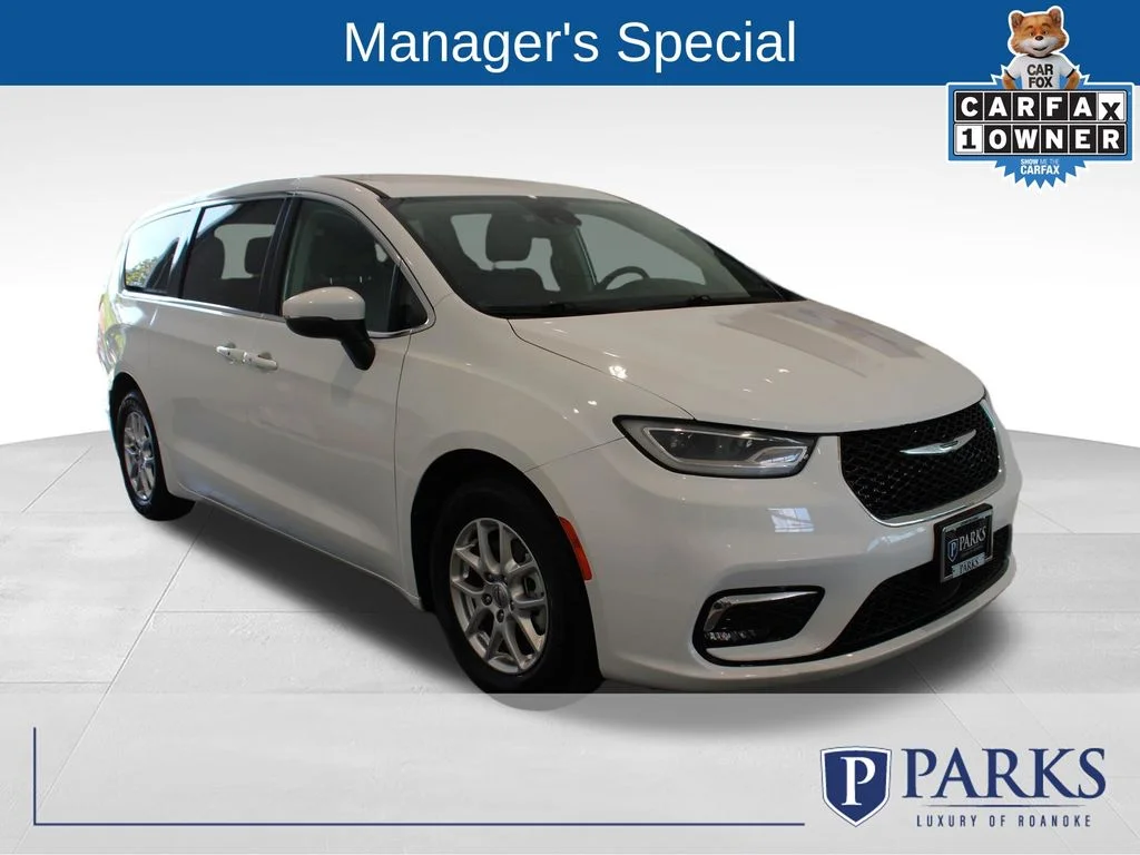 2023 Chrysler Pacifica Touring L's photo