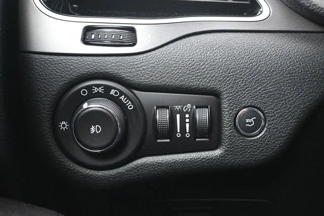 Used 2019 Velvet Red Pearlc Jeep Limited image 14