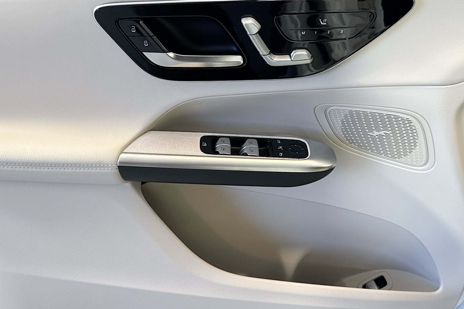 New 2026 Polar White Mercedes-Benz GLC 300 image 16